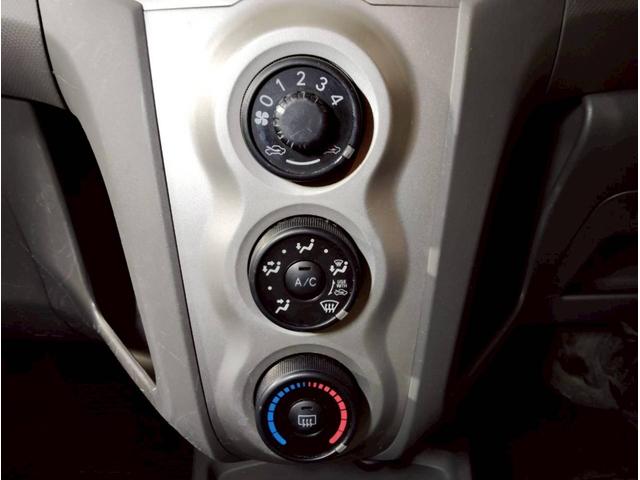 ヴィッツ Ｆ　ユーザー買取車　純正ナビ　ＬＥＤライト　キーレス　ＡＢＳ　ＰＳ　ＰＷ　マット　デアイサー　４ＷＤ（7枚目）