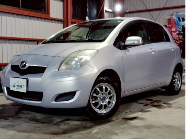 ヴィッツ Ｆ　ユーザー買取車　純正ナビ　ＬＥＤライト　キーレス　ＡＢＳ　ＰＳ　ＰＷ　マット　デアイサー　４ＷＤ（8枚目）