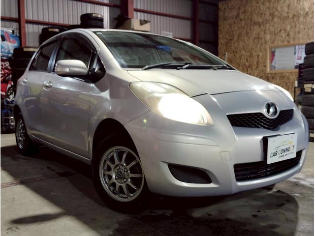 ヴィッツ Ｆ　ユーザー買取車　純正ナビ　ＬＥＤライト　キーレス　ＡＢＳ　ＰＳ　ＰＷ　マット　デアイサー　４ＷＤ（13枚目）