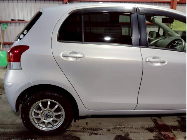 ヴィッツ Ｆ　ユーザー買取車　純正ナビ　ＬＥＤライト　キーレス　ＡＢＳ　ＰＳ　ＰＷ　マット　デアイサー　４ＷＤ（14枚目）