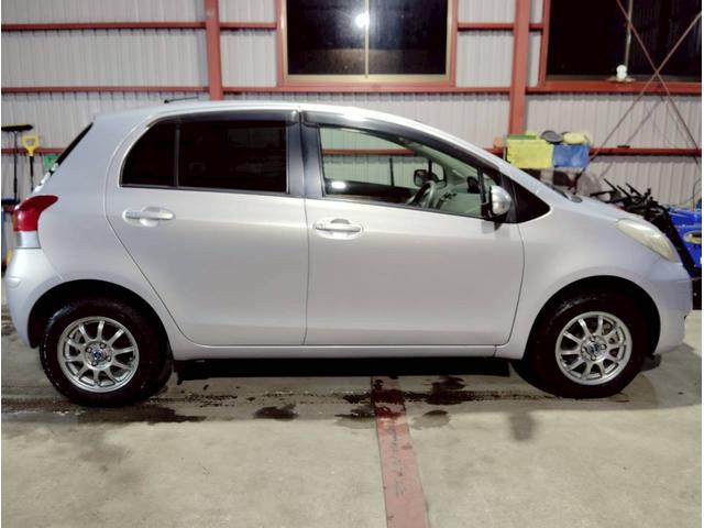 ヴィッツ Ｆ　ユーザー買取車　純正ナビ　ＬＥＤライト　キーレス　ＡＢＳ　ＰＳ　ＰＷ　マット　デアイサー　４ＷＤ（16枚目）