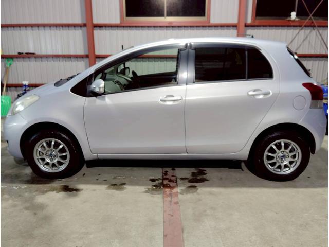 ヴィッツ Ｆ　ユーザー買取車　純正ナビ　ＬＥＤライト　キーレス　ＡＢＳ　ＰＳ　ＰＷ　マット　デアイサー　４ＷＤ（17枚目）