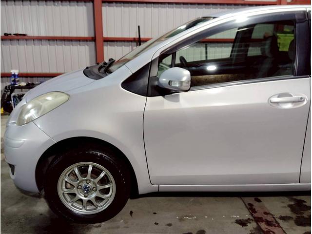 ヴィッツ Ｆ　ユーザー買取車　純正ナビ　ＬＥＤライト　キーレス　ＡＢＳ　ＰＳ　ＰＷ　マット　デアイサー　４ＷＤ（18枚目）