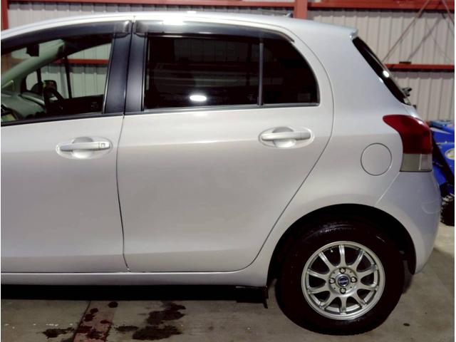 ヴィッツ Ｆ　ユーザー買取車　純正ナビ　ＬＥＤライト　キーレス　ＡＢＳ　ＰＳ　ＰＷ　マット　デアイサー　４ＷＤ（19枚目）