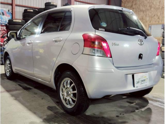 ヴィッツ Ｆ　ユーザー買取車　純正ナビ　ＬＥＤライト　キーレス　ＡＢＳ　ＰＳ　ＰＷ　マット　デアイサー　４ＷＤ（21枚目）