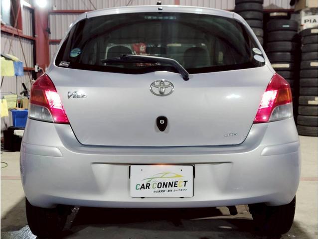 ヴィッツ Ｆ　ユーザー買取車　純正ナビ　ＬＥＤライト　キーレス　ＡＢＳ　ＰＳ　ＰＷ　マット　デアイサー　４ＷＤ（23枚目）