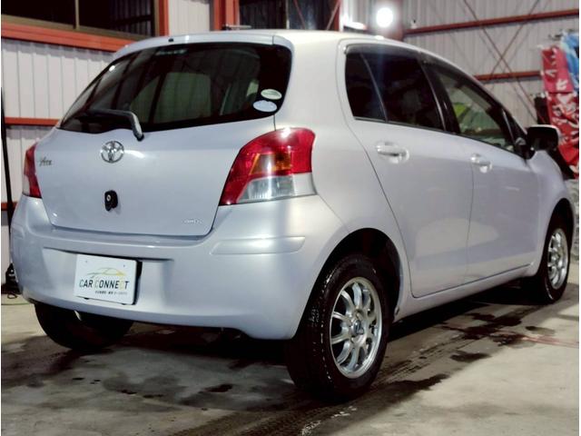 ヴィッツ Ｆ　ユーザー買取車　純正ナビ　ＬＥＤライト　キーレス　ＡＢＳ　ＰＳ　ＰＷ　マット　デアイサー　４ＷＤ（24枚目）