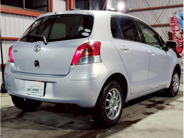 ヴィッツ Ｆ　ユーザー買取車　純正ナビ　ＬＥＤライト　キーレス　ＡＢＳ　ＰＳ　ＰＷ　マット　デアイサー　４ＷＤ（25枚目）