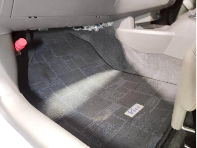 ヴィッツ Ｆ　ユーザー買取車　純正ナビ　ＬＥＤライト　キーレス　ＡＢＳ　ＰＳ　ＰＷ　マット　デアイサー　４ＷＤ（58枚目）