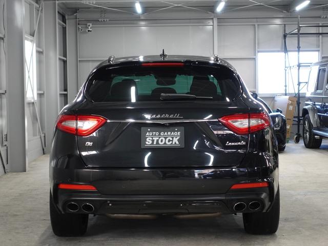 レヴァンテ グランスポーツ 後期型/カーボンハンドル&カーボン内装/パノラマルーフ/後期グランスポーツエアロ/ツーリングPKG/レッドプレミアムレザー/21inブラックアンテオアルミ/ブラックステッチ/ヘッドレスト刺繍(20枚目)