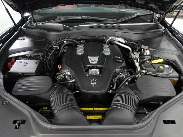 レヴァンテ グランスポーツ 後期型/カーボンハンドル&カーボン内装/パノラマルーフ/後期グランスポーツエアロ/ツーリングPKG/レッドプレミアムレザー/21inブラックアンテオアルミ/ブラックステッチ/ヘッドレスト刺繍(47枚目)