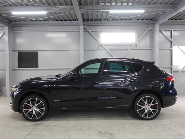 レヴァンテ グランスポーツ パノラマルーフ/外装メッキパーツブラックアウト/ベンチレーション/ツーリングPKG/レッドプレミアムレザー/21inアンテオアルミ/ドライバーアシスタンスPKG/ブラックステッチ/ヘッドレスト刺繍(14枚目)