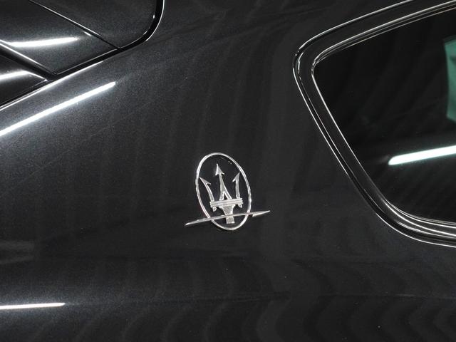 レヴァンテ グランスポーツ パノラマルーフ/外装メッキパーツブラックアウト/ベンチレーション/ツーリングPKG/レッドプレミアムレザー/21inアンテオアルミ/ドライバーアシスタンスPKG/ブラックステッチ/ヘッドレスト刺繍(27枚目)