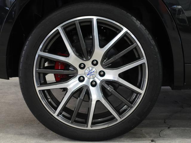 レヴァンテ グランスポーツ パノラマルーフ/外装メッキパーツブラックアウト/ベンチレーション/ツーリングPKG/レッドプレミアムレザー/21inアンテオアルミ/ドライバーアシスタンスPKG/ブラックステッチ/ヘッドレスト刺繍(32枚目)