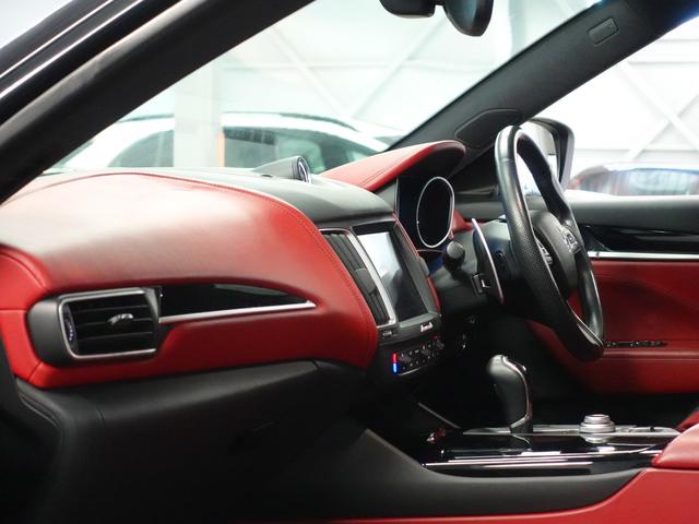 レヴァンテ グランスポーツ パノラマルーフ/外装メッキパーツブラックアウト/ベンチレーション/ツーリングPKG/レッドプレミアムレザー/21inアンテオアルミ/ドライバーアシスタンスPKG/ブラックステッチ/ヘッドレスト刺繍(42枚目)