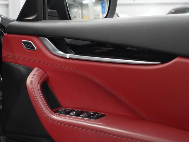 レヴァンテ グランスポーツ パノラマルーフ/外装メッキパーツブラックアウト/ベンチレーション/ツーリングPKG/レッドプレミアムレザー/21inアンテオアルミ/ドライバーアシスタンスPKG/ブラックステッチ/ヘッドレスト刺繍(45枚目)