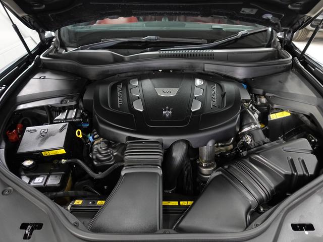 レヴァンテ グランスポーツ パノラマルーフ/外装メッキパーツブラックアウト/ベンチレーション/ツーリングPKG/レッドプレミアムレザー/21inアンテオアルミ/ドライバーアシスタンスPKG/ブラックステッチ/ヘッドレスト刺繍(53枚目)