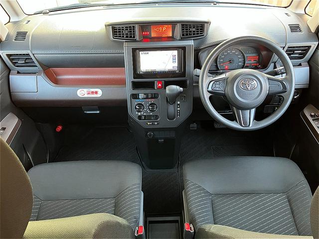 運転席からの見通しも良く、広々とした室内空間で過ごしやすい内装です。