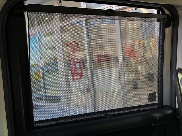 ◆後席ロールブラインドカーテン◆日差しが強い時などに大活躍です。