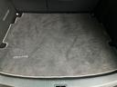 きれいな状態のラゲッジルーム。純正マット付き