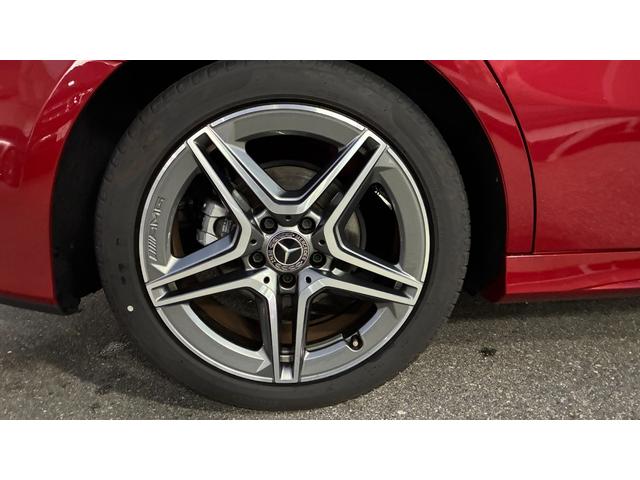 デザイン性の高い純正アルミホイール☆