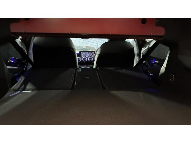 シートを倒して広いトランクスペースに☆