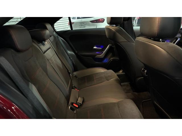 後部座席もゆったりくつろげます☆