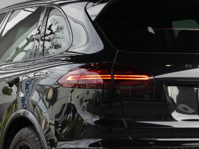 カイエン ＧＴＳ　後期型　黒半革　スポクロ　パノラマＳＲ　スポエグ　　　８ＷＡＹ　シートヒーター　ＰＣＭナビ　地デジ　Ｂカメラ　電動リアゲート　ソフトクローズ　　ＢＯＳＥ　ＲＳスパイダー２０ＡＷ　　正規Ｄ車　１オナ（4枚目）