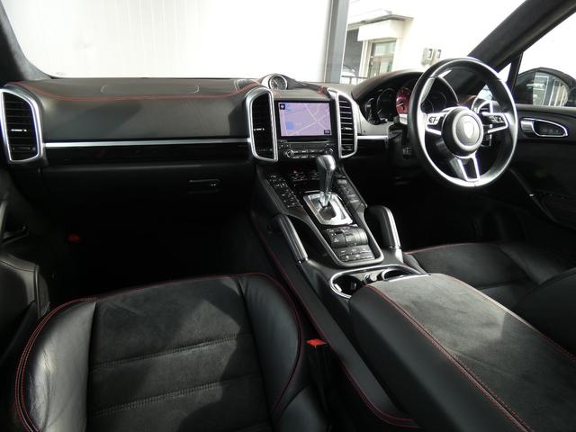 カイエン ＧＴＳ　後期型　黒半革　スポクロ　パノラマＳＲ　スポエグ　　　８ＷＡＹ　シートヒーター　ＰＣＭナビ　地デジ　Ｂカメラ　電動リアゲート　ソフトクローズ　　ＢＯＳＥ　ＲＳスパイダー２０ＡＷ　　正規Ｄ車　１オナ（8枚目）