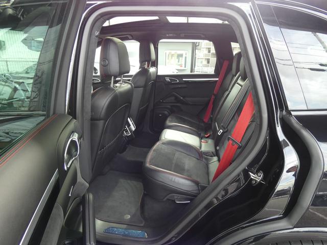 カイエン ＧＴＳ　後期型　黒半革　スポクロ　パノラマＳＲ　スポエグ　　　８ＷＡＹ　シートヒーター　ＰＣＭナビ　地デジ　Ｂカメラ　電動リアゲート　ソフトクローズ　　ＢＯＳＥ　ＲＳスパイダー２０ＡＷ　　正規Ｄ車　１オナ（16枚目）