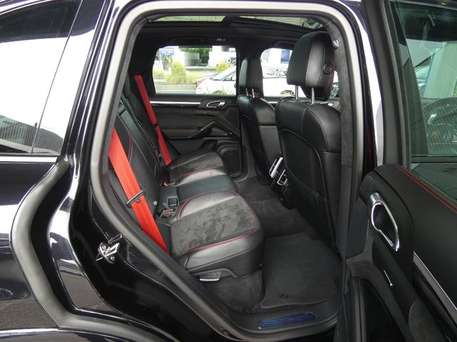 カイエン ＧＴＳ　後期型　黒半革　スポクロ　パノラマＳＲ　スポエグ　　　８ＷＡＹ　シートヒーター　ＰＣＭナビ　地デジ　Ｂカメラ　電動リアゲート　ソフトクローズ　　ＢＯＳＥ　ＲＳスパイダー２０ＡＷ　　正規Ｄ車　１オナ（17枚目）