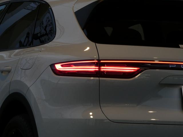 カイエン E-ハイブリッド ベージュ革 スポクロ シートヒーター PCMナビ 全周カメラ ACC LCA LDW LEDヘッドライト エントリーD 8WAY PASM 純正20AW 禁煙 右H 正規D車(4枚目)