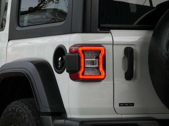 ジープ・ラングラーアンリミテッド スポーツアルティテュード 限定300台 ブラックインテリア 純正ナビ LED ACC Bカメラ AppleCarPlay 純正17AW 禁煙 下取車 正規D車(4枚目)