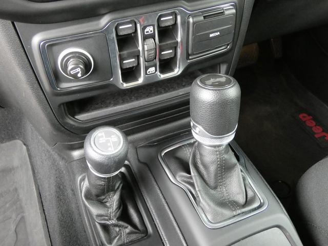 ジープ・ラングラーアンリミテッド スポーツアルティテュード 限定300台 ブラックインテリア 純正ナビ LED ACC Bカメラ AppleCarPlay 純正17AW 禁煙 下取車 正規D車(12枚目)