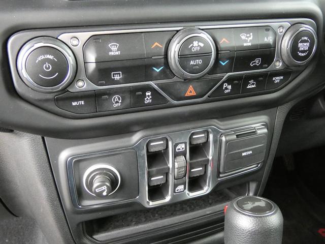 ジープ・ラングラーアンリミテッド スポーツアルティテュード 限定300台 ブラックインテリア 純正ナビ LED ACC Bカメラ AppleCarPlay 純正17AW 禁煙 下取車 正規D車(13枚目)