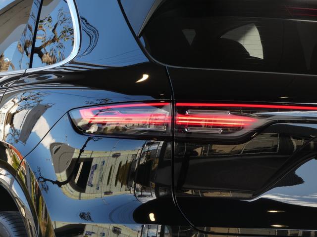 カイエン ベースグレード　黒革　ＬＥＤ　エントリーＤ　ＡＣＣ　８ＷＡＹ　前後シートヒーター　ＬＣＡ　ＬＫＡ　純正ＰＣＭナビ　全周カメラ　アップルカープレイ　電動リアゲート　純正ＲＳスパイダー２１ＡＷ　禁煙　右Ｈ　正規Ｄ車（4枚目）