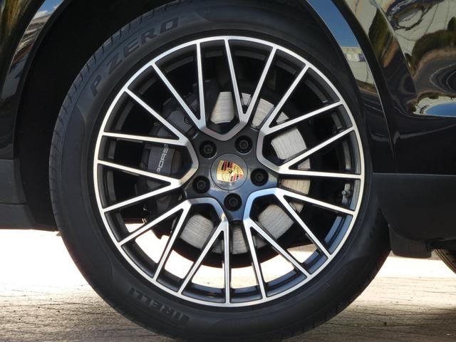 カイエン ベースグレード　黒革　ＬＥＤ　エントリーＤ　ＡＣＣ　８ＷＡＹ　前後シートヒーター　ＬＣＡ　ＬＫＡ　純正ＰＣＭナビ　全周カメラ　アップルカープレイ　電動リアゲート　純正ＲＳスパイダー２１ＡＷ　禁煙　右Ｈ　正規Ｄ車（6枚目）