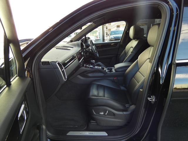 カイエン ベースグレード　黒革　ＬＥＤ　エントリーＤ　ＡＣＣ　８ＷＡＹ　前後シートヒーター　ＬＣＡ　ＬＫＡ　純正ＰＣＭナビ　全周カメラ　アップルカープレイ　電動リアゲート　純正ＲＳスパイダー２１ＡＷ　禁煙　右Ｈ　正規Ｄ車（16枚目）