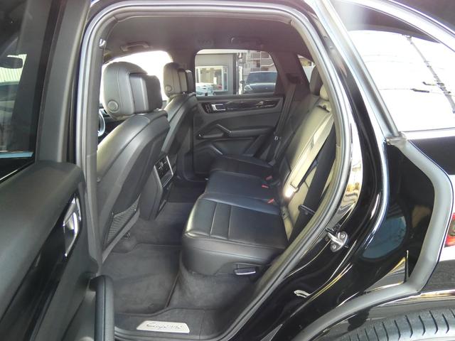 カイエン ベースグレード　黒革　ＬＥＤ　エントリーＤ　ＡＣＣ　８ＷＡＹ　前後シートヒーター　ＬＣＡ　ＬＫＡ　純正ＰＣＭナビ　全周カメラ　アップルカープレイ　電動リアゲート　純正ＲＳスパイダー２１ＡＷ　禁煙　右Ｈ　正規Ｄ車（17枚目）