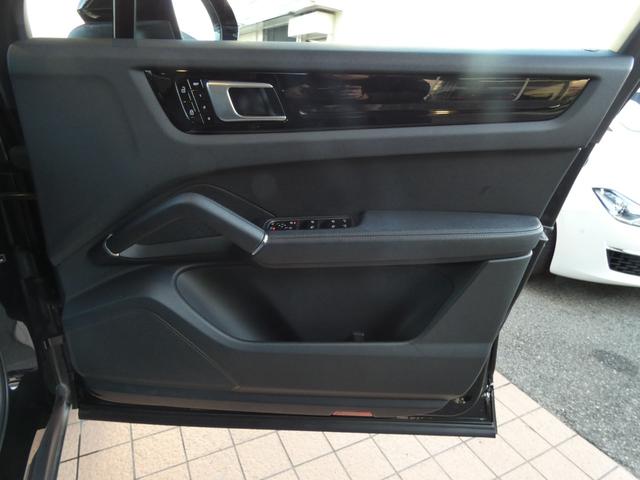 カイエン ベースグレード　黒革　ＬＥＤ　エントリーＤ　ＡＣＣ　８ＷＡＹ　前後シートヒーター　ＬＣＡ　ＬＫＡ　純正ＰＣＭナビ　全周カメラ　アップルカープレイ　電動リアゲート　純正ＲＳスパイダー２１ＡＷ　禁煙　右Ｈ　正規Ｄ車（42枚目）