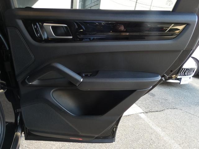 カイエン ベースグレード　黒革　ＬＥＤ　エントリーＤ　ＡＣＣ　８ＷＡＹ　前後シートヒーター　ＬＣＡ　ＬＫＡ　純正ＰＣＭナビ　全周カメラ　アップルカープレイ　電動リアゲート　純正ＲＳスパイダー２１ＡＷ　禁煙　右Ｈ　正規Ｄ車（45枚目）