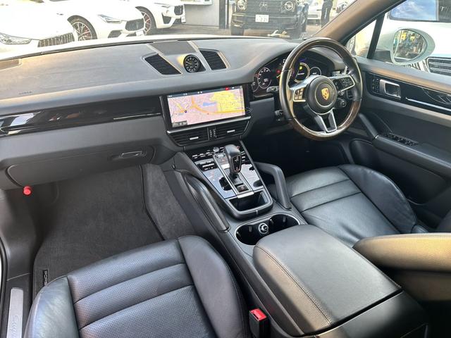 カイエン E-ハイブリッド 黒革 パノラマ スポーツクロノパッケージ シートヒーター PCMナビ 社外TV 全周C ACC LCA パワステプラス ウッドコンビステアリング 純正20AW(ブラック) 禁煙 右H 正規D車(13枚目)