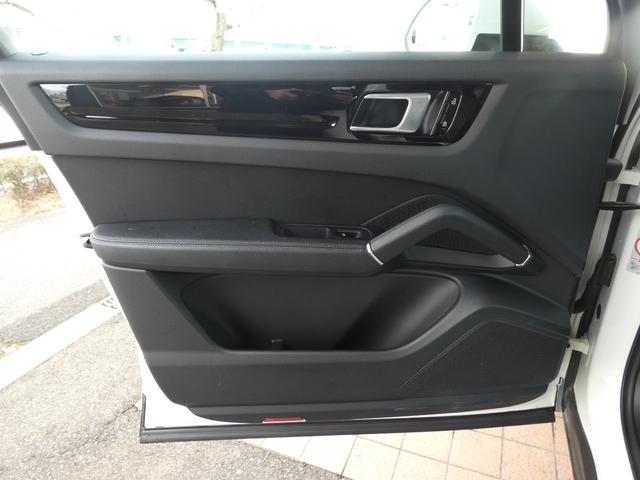 カイエン ベースグレード　黒革　スポーツクロノパッケージ　スポーツデザインフロントバンパー　ＬＥＤ　ＡＣＣ　８ＷＡＹ　シートヒーター　ＬＣＡ　ＬＫＡ　ＰＣＭナビ　全周カメラ　アップルカープレイ　純正２２ＡＷ　禁煙　正規Ｄ車（43枚目）