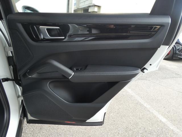 カイエン ベースグレード　黒革　スポーツクロノパッケージ　スポーツデザインフロントバンパー　ＬＥＤ　ＡＣＣ　８ＷＡＹ　シートヒーター　ＬＣＡ　ＬＫＡ　ＰＣＭナビ　全周カメラ　アップルカープレイ　純正２２ＡＷ　禁煙　正規Ｄ車（45枚目）