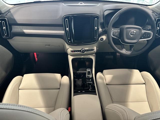 ＸＣ４０ 　認定中古車Ｓｅｌｅｋｔ　保証付　Ｇｏｏｇｌｅ搭載　電動シート　シートヒーター　電動バックドア　３６０度カメラ　アルミホイール　オレフォスシフトノブ　ＬＥＤライト　ハーマンカードン（2枚目）