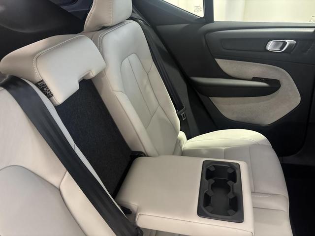 ＸＣ４０ 　認定中古車Ｓｅｌｅｋｔ　保証付　Ｇｏｏｇｌｅ搭載　電動シート　シートヒーター　電動バックドア　３６０度カメラ　アルミホイール　オレフォスシフトノブ　ＬＥＤライト　ハーマンカードン（7枚目）