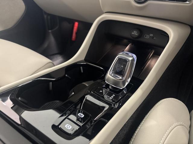 ＸＣ４０ 　認定中古車Ｓｅｌｅｋｔ　保証付　Ｇｏｏｇｌｅ搭載　電動シート　シートヒーター　電動バックドア　３６０度カメラ　アルミホイール　オレフォスシフトノブ　ＬＥＤライト　ハーマンカードン（28枚目）