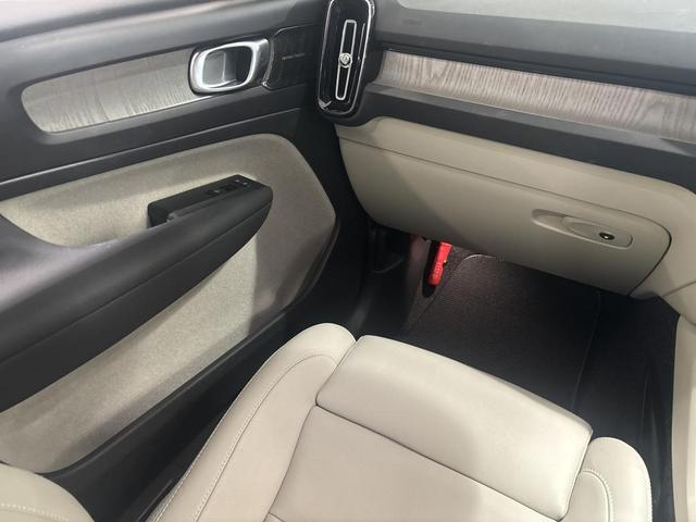 XC40 認定中古車Selekt 保証付 Google搭載 電動シート シートヒーター 電動バックドア 360度カメラ アルミホイール オレフォスシフトノブ LEDライト ハーマンカードン(23枚目)