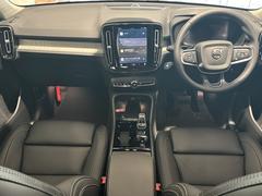 車内は、美しい仕上がりのインテリアが清々しくも落ち着いた雰囲気を醸し出し、独特の居心地のよさを感じさせる、まさにスカンジナビアン・デザインの傑作と呼ぶにふさわしい空間となっています。 4
