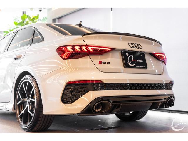 ＲＳ３ ベースグレード　ＯＰ３０４　Ａｕｄｉ　ｅｘｃｌｕｃｉｖｅカラースズカグレー　セラミックブレーキ　Ｂ＆Ｏ　パノラマサンルーフ　ブラックスタイリングＰ　カーボンエンジンカバー　カーボンミラーカバー（77枚目）